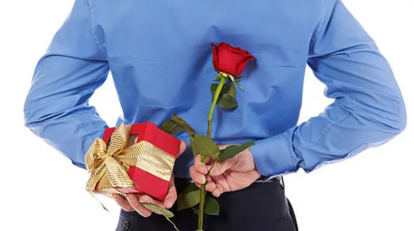 هدیه خاص و سنگین داماد عاشق به نوعروسش در خیابان / همه مردم حیرت کردند !