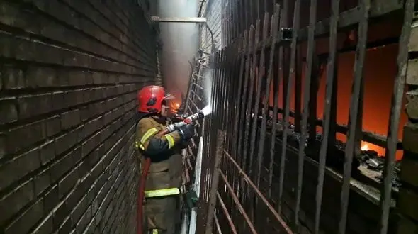 آتش‌ سوزی نفس‌ گیر در انبار سه‌ طبقه در تهران / آتش نشانان ۵ ساعت با آتش جنگیدند+ عکس 