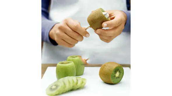 روش پوست کندن کیوی با قاشق
