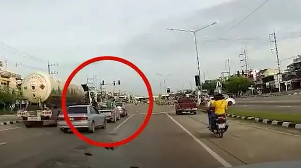 فیلم عجیب ترین تصادف وسط شهر ! / مردی به پرواز درآمد !