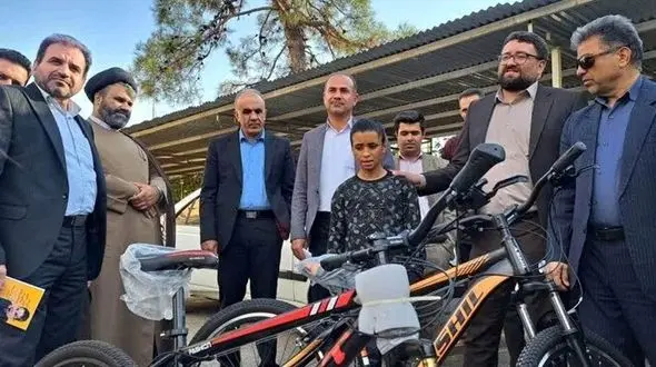 رئیس جمهور به این پسر دوچرخه هدیه داد