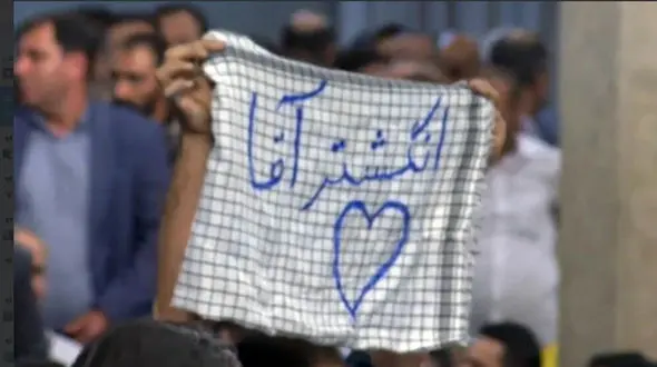 فیلم / ماجرای دریافت انگشتر مقام معظم رهبری توسط یک کارگر