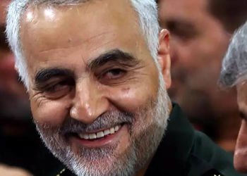 عکس سفر در زمان /  «برف بازی سردار سلیمانی با دو همرزم اش  در جبهه» / دهه 60