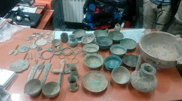 بازداشت مرد نیشابوری با گلچینی از گنج های قدیمی در خانه اش