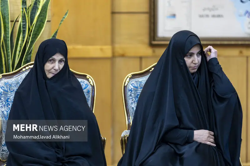 ​عکسی از دختر سردار سلیمانی در مراسم استقبال از قالیباف /وزیر و دو معاون دولت پزشکیان هم بودند /چمران و نیکزاد هم آمدند [کلیک و کشیدن برای جابجایی] ​