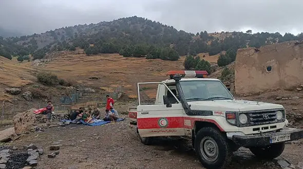 نجات 8 گردشگر گرفتار در سیلاب اولنگ حیدر کلات؛ عملیات 5 ساعته هلال‌احمر
