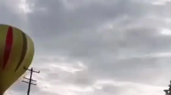 ببینید / لحظه ترسناک برخورد یک بالن به کابل برق + فیلم وحشت آور