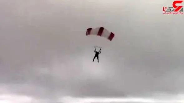 لحظه گره‌ خوردن چتر دو چترباز در آسمان! + فیلم