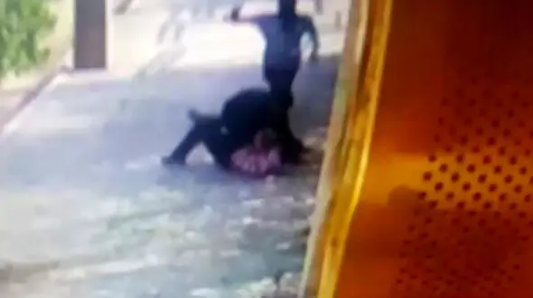 فیلم لحظه زورگیری تبهکار قمه به دست از مرد آبادانی