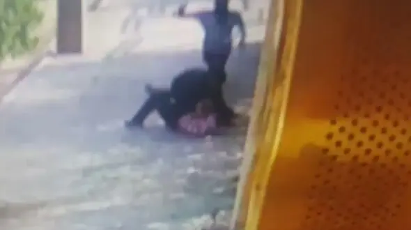 فیلم لحظه زورگیری تبهکار قمه به دست از مرد آبادانی