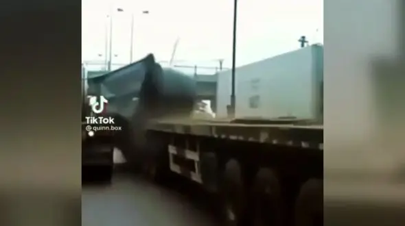  فیلم لحظه هولناک سرنگونی بار تریلی و له کردن کابین راننده  