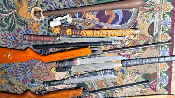 بازداشت زورگیر خشن با کلکسیونی از قمه و شمشیر در یوسف آباد + فیلم