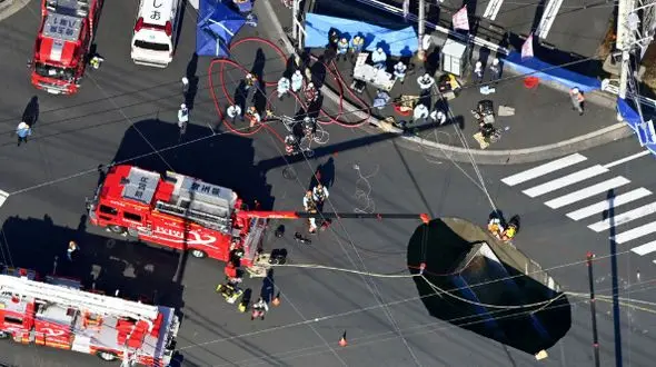 زمین کامبون را بلعید / راننده با کامیون دفن شد 