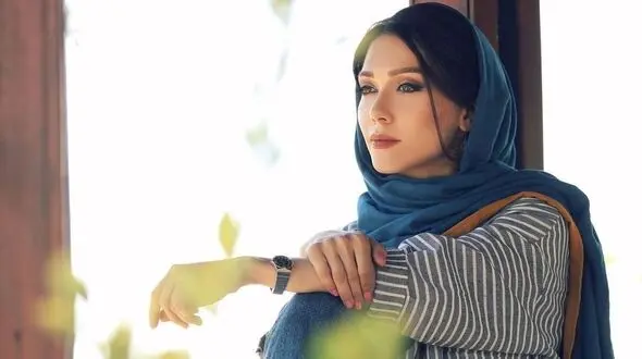عکس ها / حافظ خوانی شهرزاد کمال زاده با استایل خاصش / هارمئنی رنگ لباس هاش زیباست