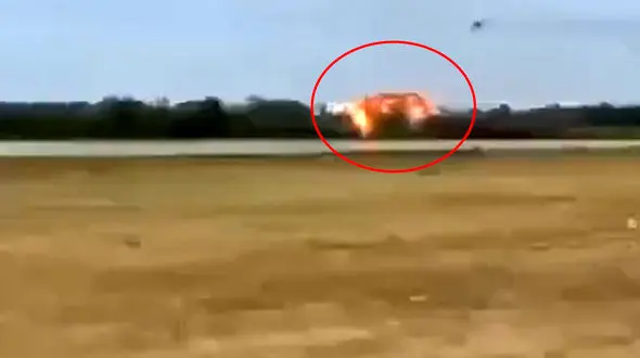 سقوط هولناک هواپیمای جنگی سوخو 25 پس از تیک آف+ فیلم