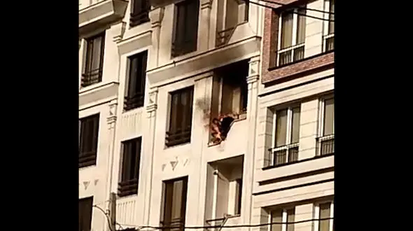  فیلم لحظه خودسوزی مرد جوان در میدان ملت تهران / علت چه بود؟

