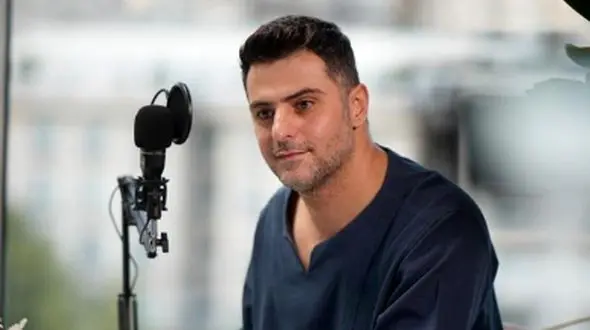 فیلم/ بالاخره علی ضیا از روزهای سخت از دست دادن کارش در صداوسیما گفت: احساس میکردم زحمات 17 ساله‌ام در صداوسیما نابود شده؛ به خودم گفتم غم بزرگ رو تبدیل میکنم به....!