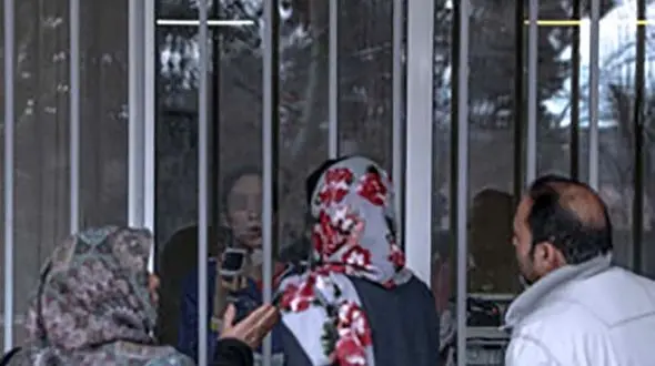 تصویر تلخ از لحظه دیدار خانواده های 2 فرد مشکوک به کرونا در قرنطینه یافت آباد