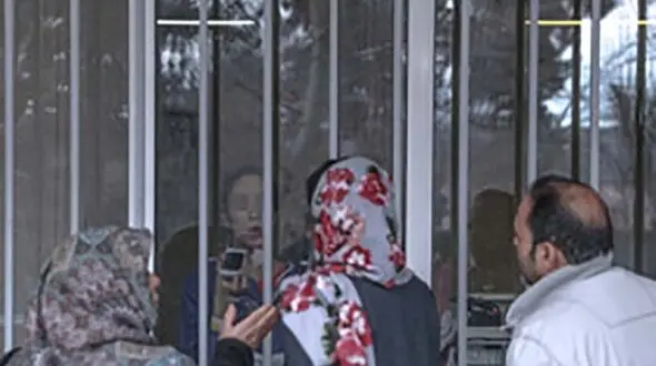 تصویر تلخ از لحظه دیدار خانواده های 2 فرد مشکوک به کرونا در قرنطینه یافت آباد