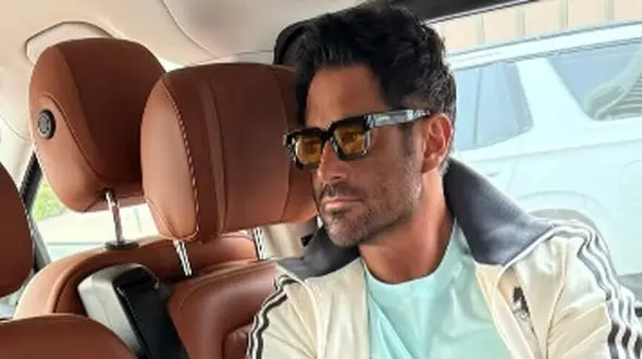 هشتگ «پز نیست، سبک زندگیمه ! / انتقاد به فخر فروشی گلزار در میانه بحران اقتصادی/ از شوخی هوتن شکیبا تا بازدیدهای میلیونی !