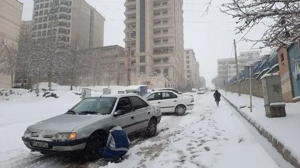 به شهرداری تهران بگویید خیابان های فرعی و کوچه ها هم معبر عمومی است/
مدیریت یک روز برفی در شمال تهران کار سختی نیست آقای شهردار + فیلم