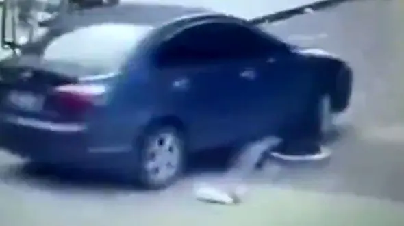 کارگر چاه کن زیر یک ماشین ماند و مرد+ فیلم