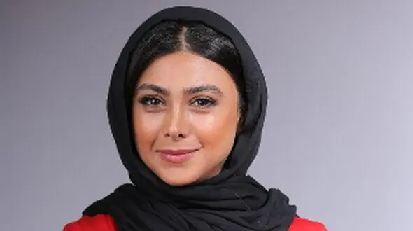 نگاهی به ژست خفن آزاده صمدی با کت جین، استایلی که نگاه‌ها را به خود خیره کرد!