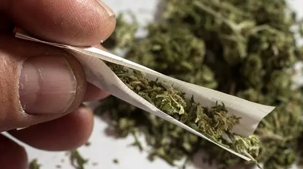 بوی گُل کشیدن جوانان، عطر ثابتِ عصر کوچه!/ مصرف دخانیات در بین جوانان طی ۵ سال ۱۳۳ درصد افزایش یافته است 