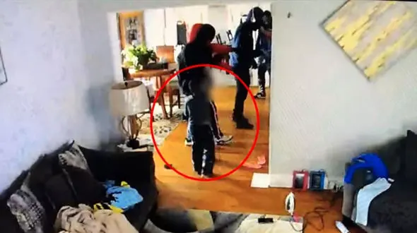 واکنش شجاعانه یک کودک هنگام حمله مردان مسلح به مادر جوان + فیلم