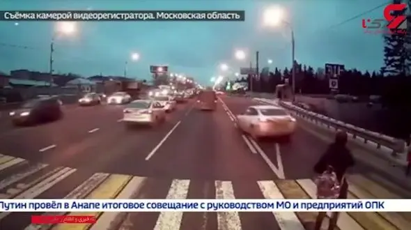 تصادف شدید راننده بی احتیاط با یک مادر و دختر روی خط عابر پیاده + فیلم