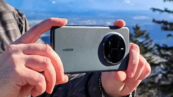 آیا آماده‌ اید؟ اولین گوشی با دکمه هوش مصنوعی از راه رسید!