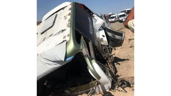  6 کشته و زخمی در واژگونی اتوبوس مسافربری در اتوبان قم به تهران + عکس