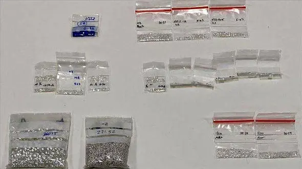 بازداشت یک زن ایرانی در استانبول که داخل کفش هایش الماس جا سازی کرده بود / عکس