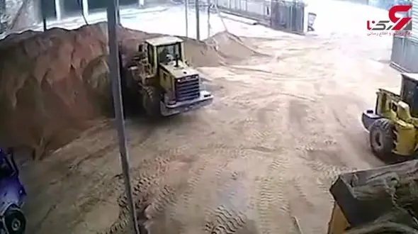 زنده به گور کردن یک مرد با لودر! + فیلم