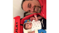 سلفی جالب  بازیگر مرد معروف  با پسر نوزادش + عکس 