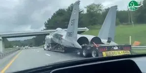 حمل‌ونقل عجیب جنگنده F15 در وسط اتوبان؛ منظره‌ای که همه را شگفت زده کرد! + فیلم و عکس