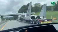 حمل‌ونقل عجیب جنگنده F15 در وسط اتوبان؛ منظره‌ای که همه را شگفت زده کرد! + فیلم و عکس