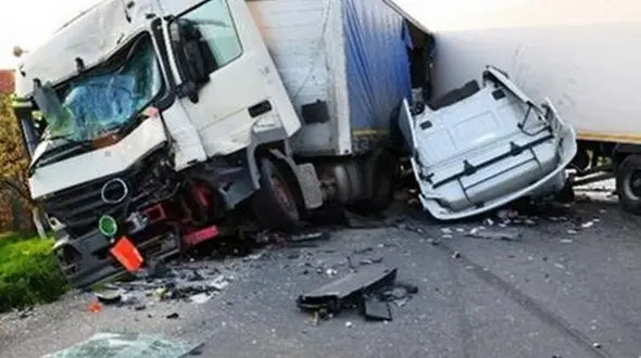 فاجعه هولناک در اتوبان / برخورد شدید یک خودرو با ماشین‌های گیر کرده در ترافیک جاده! + فیلم