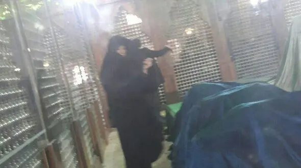 اعضای خانواده آیت الله هاشمی رفسنجانی وارد ضریح امام خمینی (ره) شدند / انجام تدارکات پایانی برای خاکسپاری + عکس 