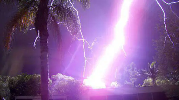 ببینید / لحظه برخورد وحشتناک صاعقه با کنار جاده + فیلم