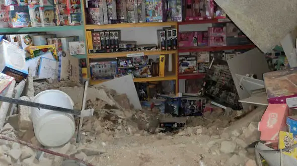ریزش خانه قدیمی روی مغازه اسباب بازی فروشی در بهارستان تهران + فیلم