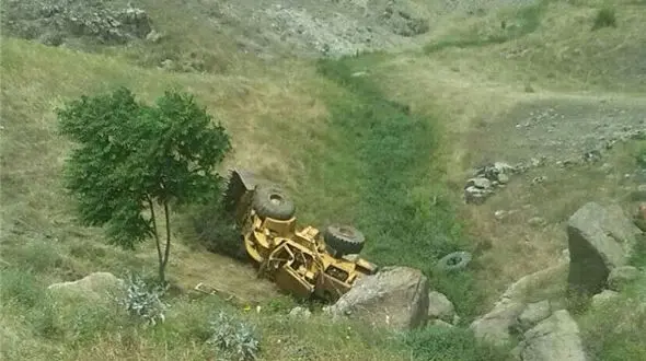 سقوط لودر به دره با یک کشته در"نی ریز"