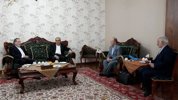 دیدار عراقچی با خانواده استاد دانشگاه ایرانی زندانی در ترکیه