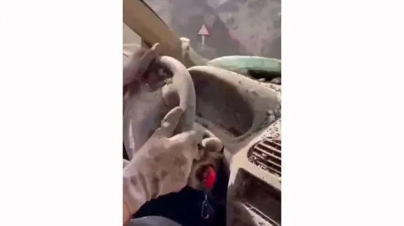 فیلم عجیب از فرار 2 جوان پژو سوار از سیل ویرانگر / رانندگی با ماشین پر از گل 