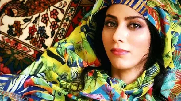 مونا فرجاد با چادر در کنار پسران دریا