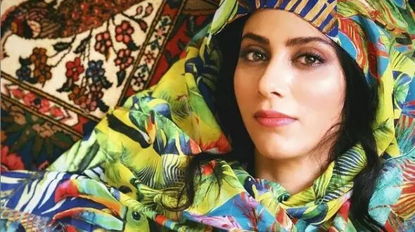 مونا فرجاد با چادر در کنار پسران دریا
