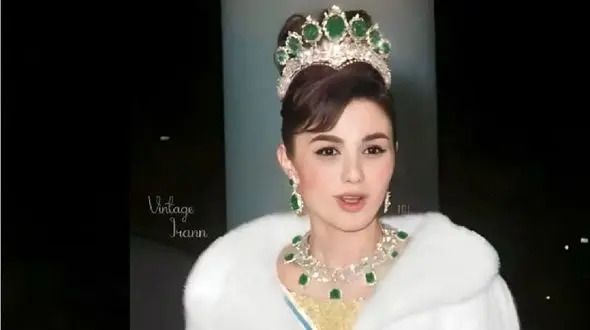 سفر به ایام قدیم سال 1348؛ عکس سلفی فرح پهلوی با کره الاغ کدخدا تو جشن هنر شیراز