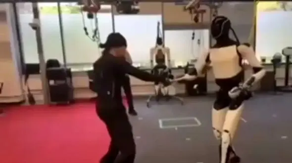 آیا ربات تسلا دنیای علمی - تخیلی را واقعی می‌ کند؟ / فیلم