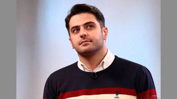 سر علی ضیا در برنامه زنده به میز خورد+ فیلم