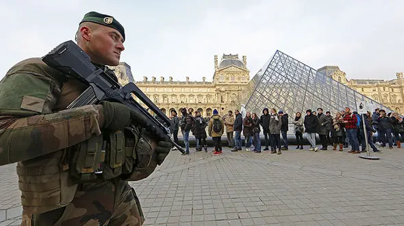 فوری / تیراندازی در موزه لوور فرانسه 